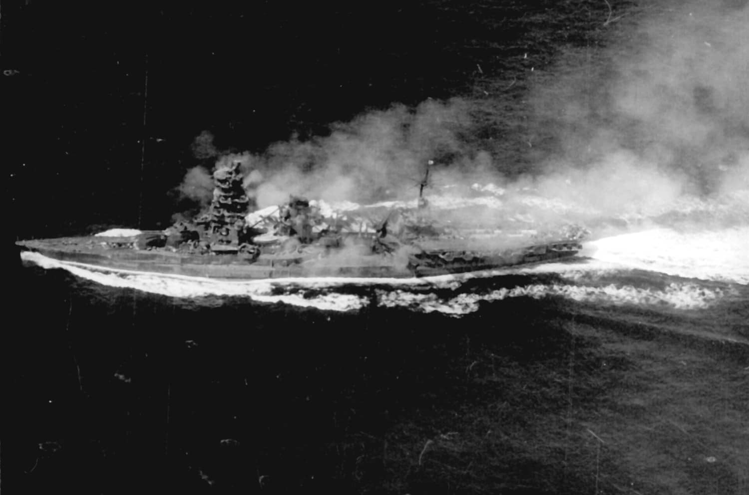 1944年10月25日,「莱特湾海战」期间的「恩加尼奥角海战」一役中,作为小泽治三郎诱饵舰队主力的「伊势」号战列舰高速航行中进行防空作战,以自身吸引美军第38特混舰队舰载机远离莱特湾登陆滩头。