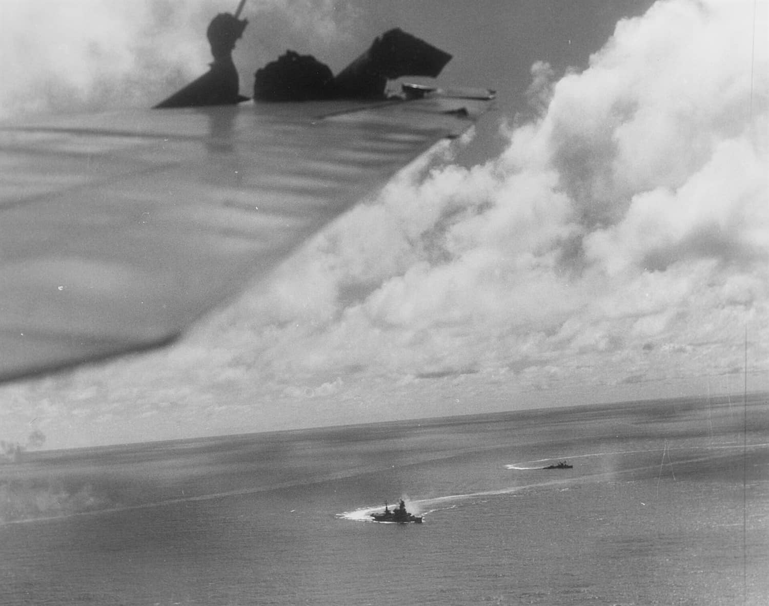 1944年10月25日,「恩加尼奥角海战」期间,美国海军VT-51鱼雷机中队的飞机飞越「伊势」号战列舰与一艘驱逐舰上空。小泽舰队在此战中损失多艘航空母舰,而伊势级凭借厚重防护与密集防空火力仅受轻伤。