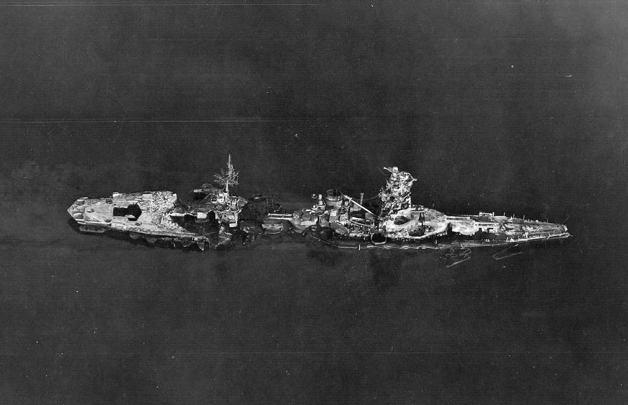 1945年7月「吴港空袭」后,在吴港水域坐沉的「日向」号航空战列舰航拍照片。7月24日的空袭中,日向号遭多枚炸弹命中坐沉港内,28日再遭空袭受重创。