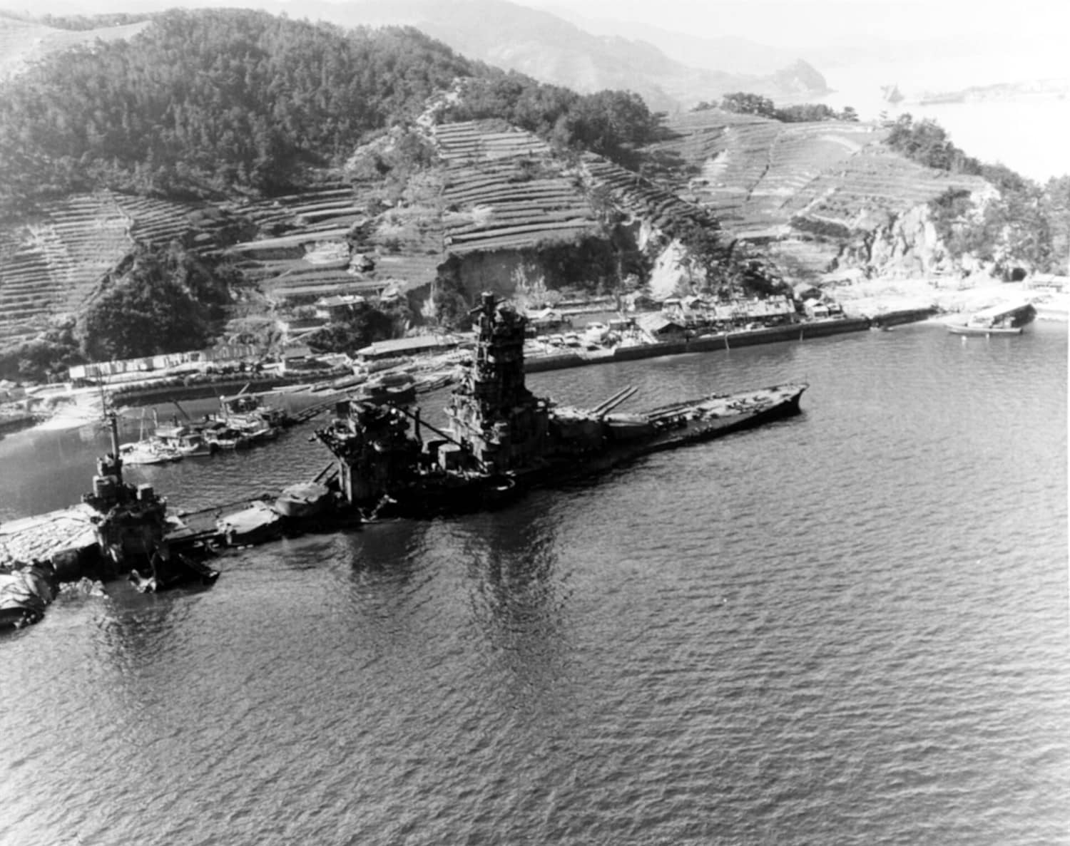 1945年10月,音户濑户岛附近已沉没的「伊势」号残骸。该舰于7月28日「吴港空袭」中被重创坐沉,图中可辨认其改装后保留的4座双联装356毫米主炮塔。