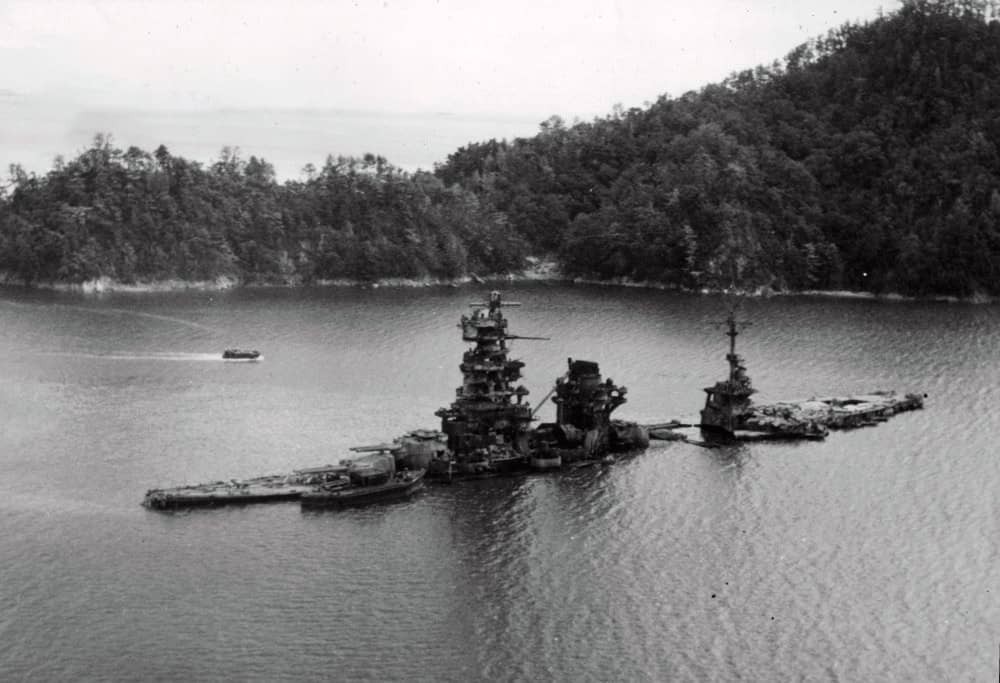1945年,坐沉废弃在吴港湾内的「日向」号航空战列舰残骸。战后两舰于1947年被打捞解体,结束了这级世界上罕见的航空战列舰的一生。