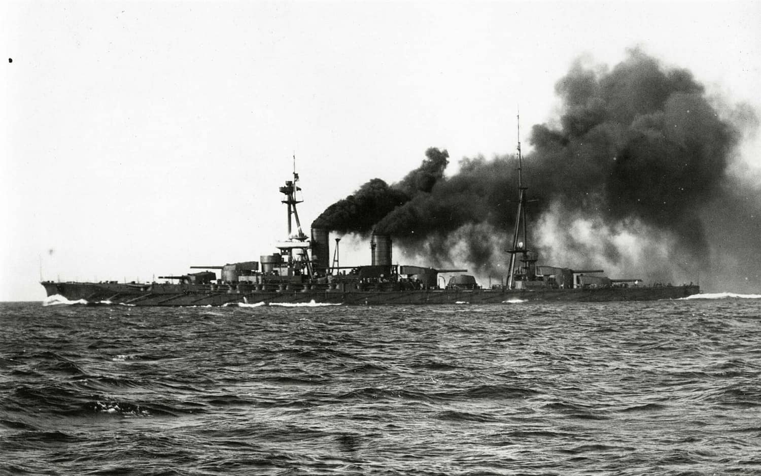 1917年12月15日,刚刚完工的「日向」号战列舰。日向号由三菱长崎造船厂建造,是伊势级的二号舰,与首舰伊势号均于1915年开工。建成时该级舰装备6座双联装356毫米主炮塔共12门,标准排水量约31350吨。