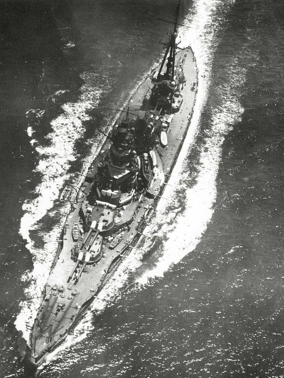 1927年,「日向」号战列舰的航空俯拍图。