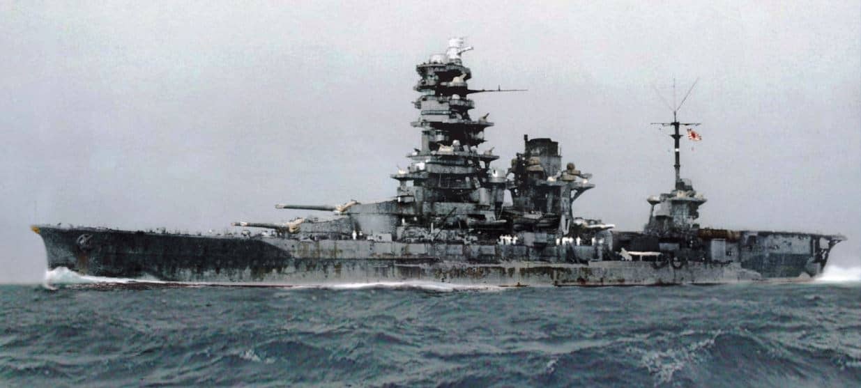 1943年11月,「日向」号完成航空战列舰改装后进行海试(上色照片)。改装拆除两座后部主炮塔,铺设飞行甲板与机库,可搭载约22架瑞云、彗星等水上飞机与舰爆改装机,成为世界上少有的航空战列舰。