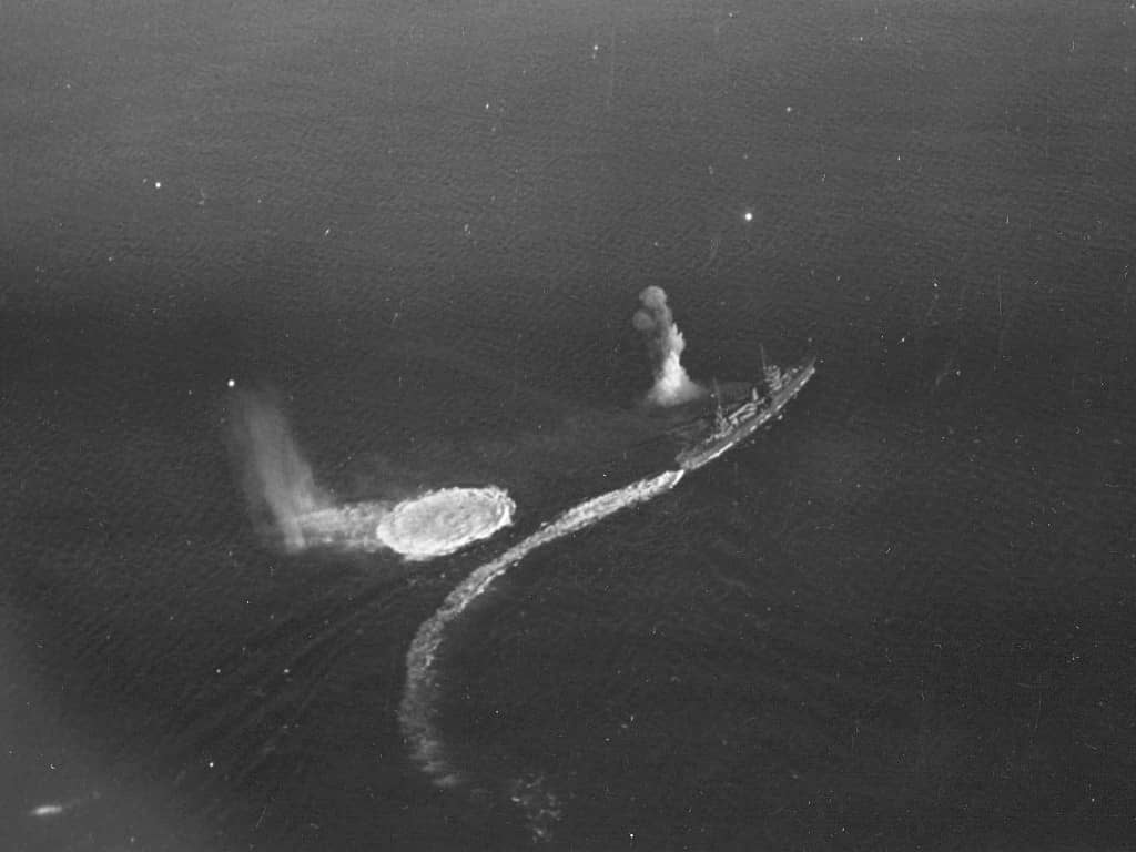 1944年2月16日，「特鲁克空袭」前一日，「香取」号训练巡洋舰在特鲁克潟湖中航行，画面摄自美军「勇猛」号航母第6鱼雷机中队的TBF轰炸机。次日（17日）该舰随船团出港逃往横须贺，途中遭美军舰载机与水面舰队截击沉没。