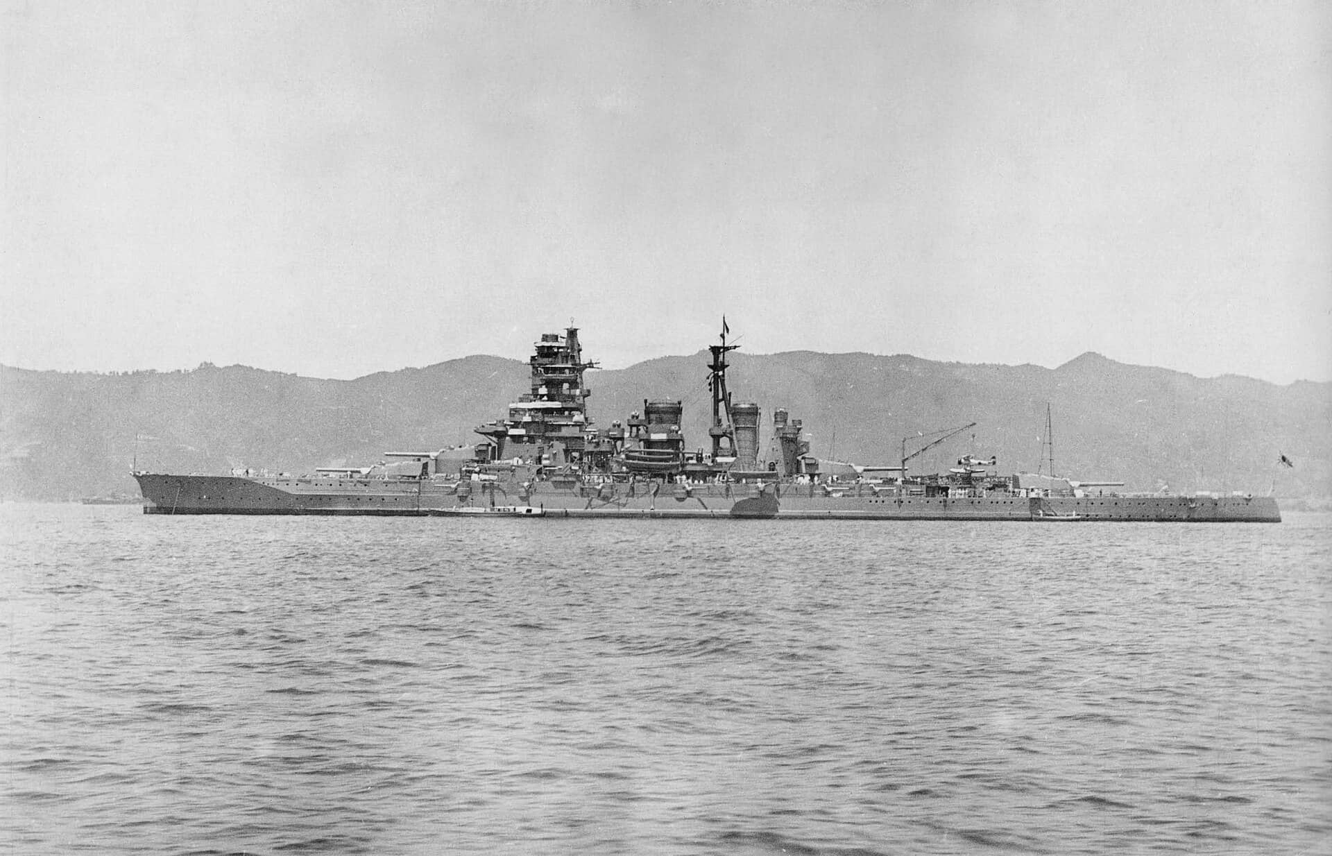 1937年5月10日，锚泊在宿毛湾（Sukumo Bay）的「雾岛」号战列舰。
