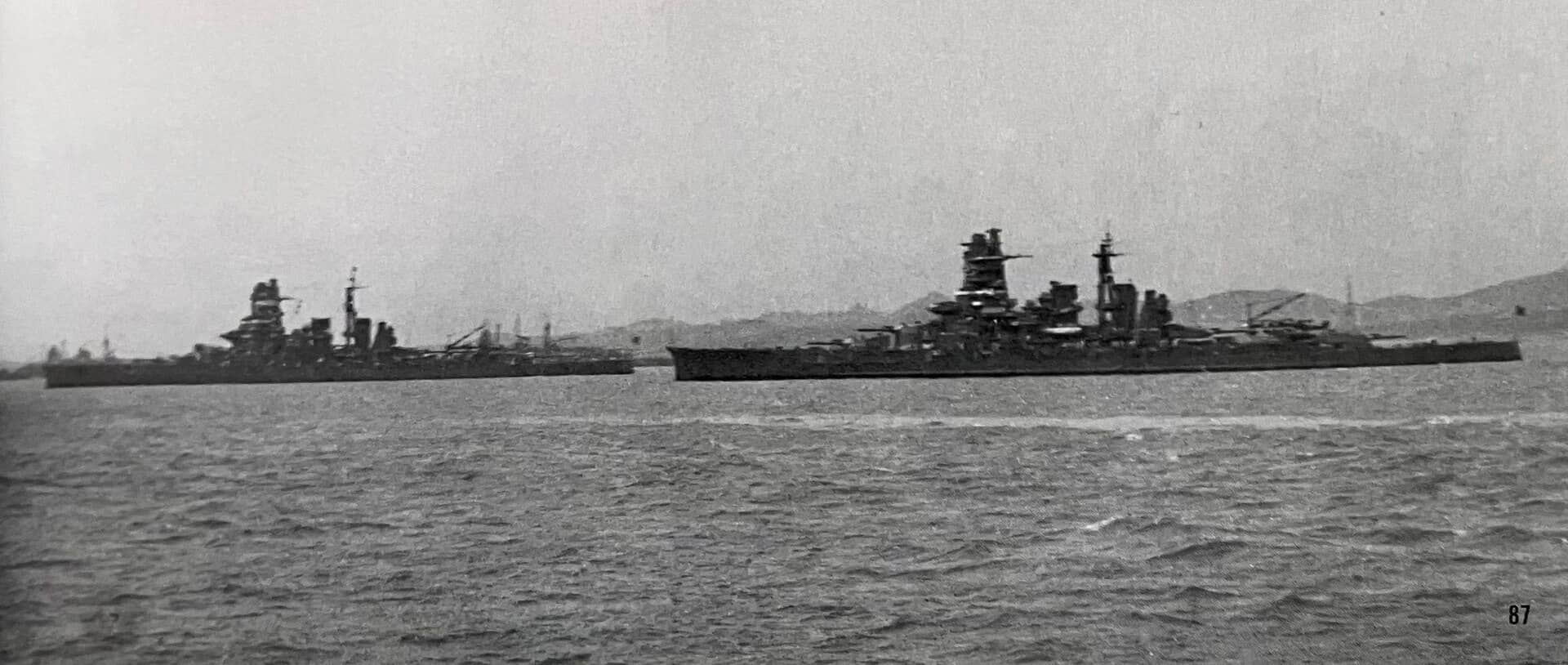 1938年3月26日，停泊在中国青岛外海的「雾岛」号与「金刚」号战列舰。注：这幅照片是从一艘英国军舰上拍摄的。