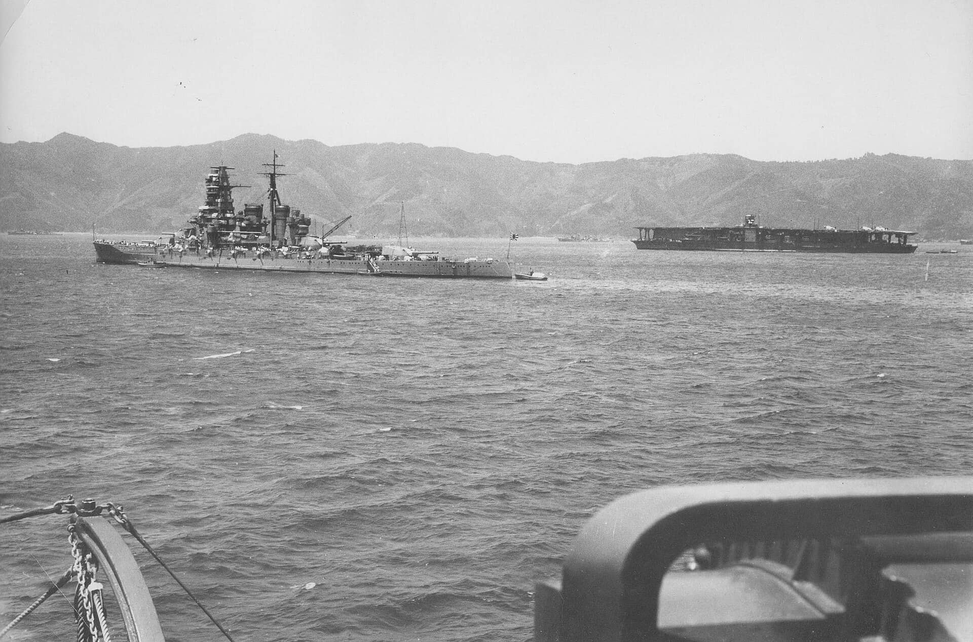 1939年4月，在宿毛湾锚泊的「雾岛」号战列舰、「赤城」号航空母舰及第8驱逐舰分队。