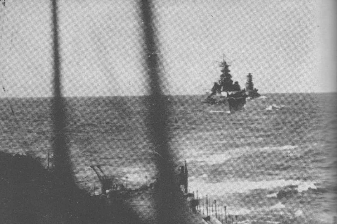 1942年11月14日，「第三次所罗门海战」第二阶段前，日本舰队在瓜达尔卡纳尔岛以北海域集结。此照片摄于重巡洋舰「爱宕」号上。在图片编队中，战列舰「雾岛」号（背景处）位于重巡洋舰「高雄」号（图片中央）之后。当晚，金刚级战列舰「雾岛」号与「比睿」号在连续夜战中与美军舰队近距交火，雾岛号随后于15日凌晨被美国海军「华盛顿」号战列舰在8400码（7700米）的距离上用其16英寸主炮重创击沉。