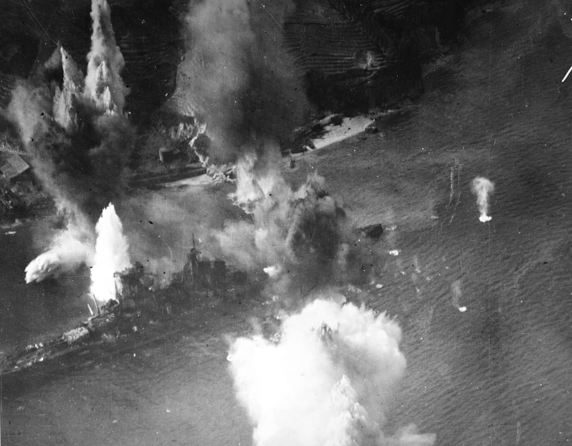 1945年7月28日，「吴港空袭」中，美军舰载机攻击停泊于吴港的「榛名」号战列舰，炸弹在其舰体近旁爆炸激起巨大水柱。「榛名」号在当天空袭中遭多枚炸弹与近失弹命中，最终搁浅于江田岛近岸。