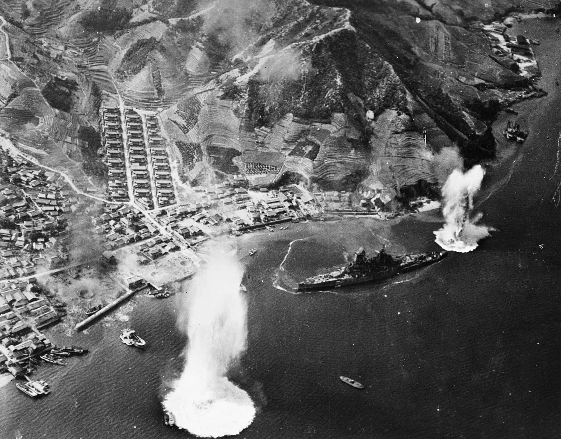 1945年7月28日，「吴港空袭」的另一角度：美军第38特混舰队舰载机低空掠过吴港上空攻击「榛名」号。此役美军集中轰炸日本残存大型舰船，「榛名」号中弹后进水倾覆，宣告金刚级战列舰战斗生涯的终结。
