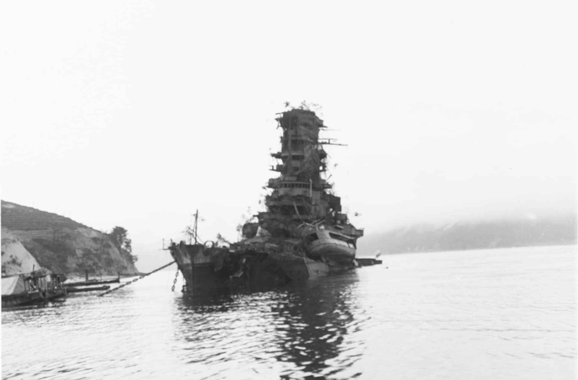1945年10月8日，被炸沉搁浅于江田岛近岸的「榛名」号战列舰残骸。「榛名」号在「吴港空袭」中遭到重创后倾覆于浅水区，战后于1946年被打捞解体，为金刚级四舰中最后一艘退出历史舞台者。