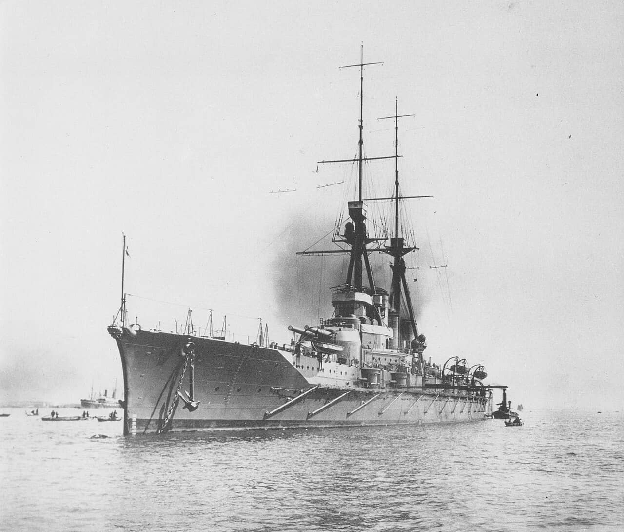 1915年4月24日，服役未满一周的「榛名」号战列舰停泊于日本神户外海。