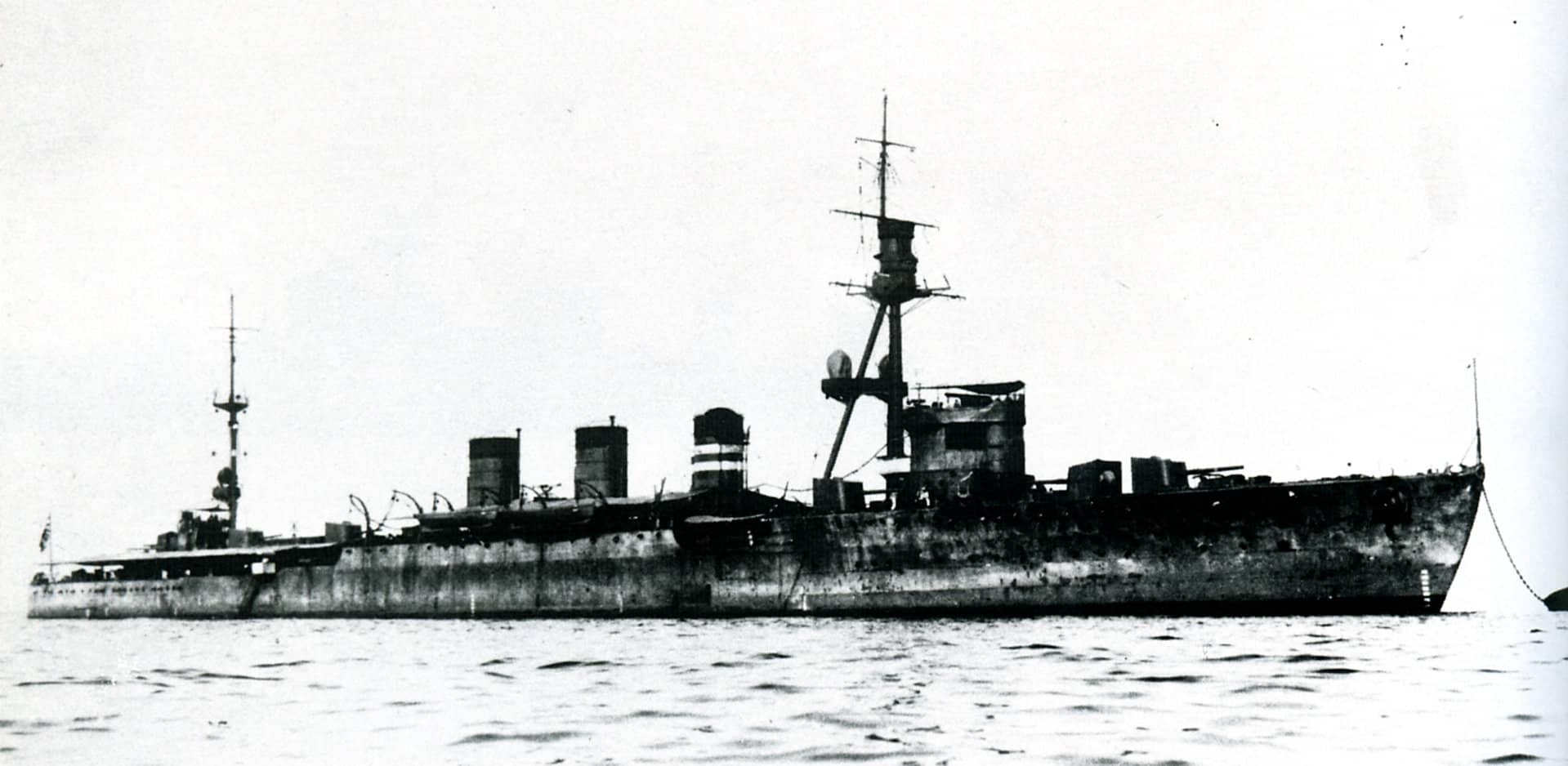 1923年，停泊于广岛吴港外海的「大井」号轻巡洋舰。它是球磨级完工时间最晚的一艘舰（完工于1921年11月3日），该舰于1944年9月10日在马尼拉以西海域被美军潜艇「闪光鱼」号击沉。