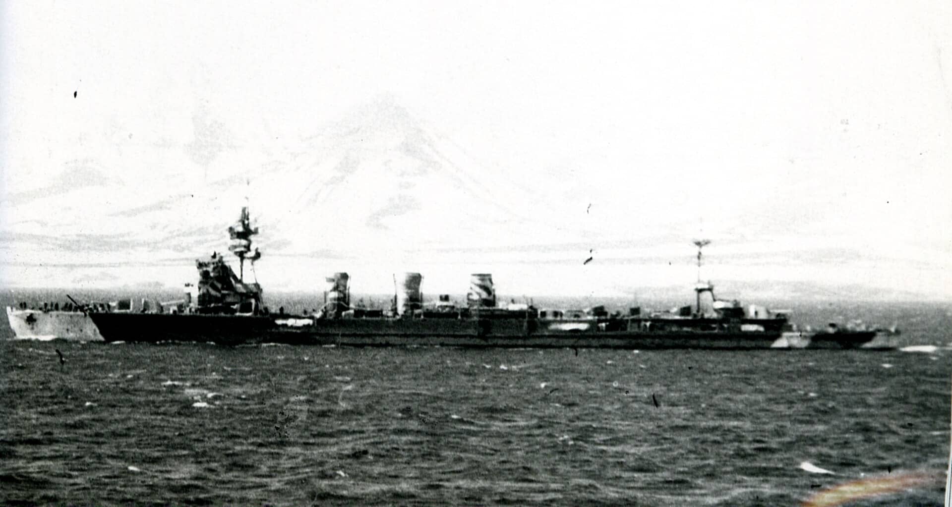 1942年，阿留申群岛战役期间，涂有北极迷彩的日本球磨级「木曾」号轻巡洋舰。