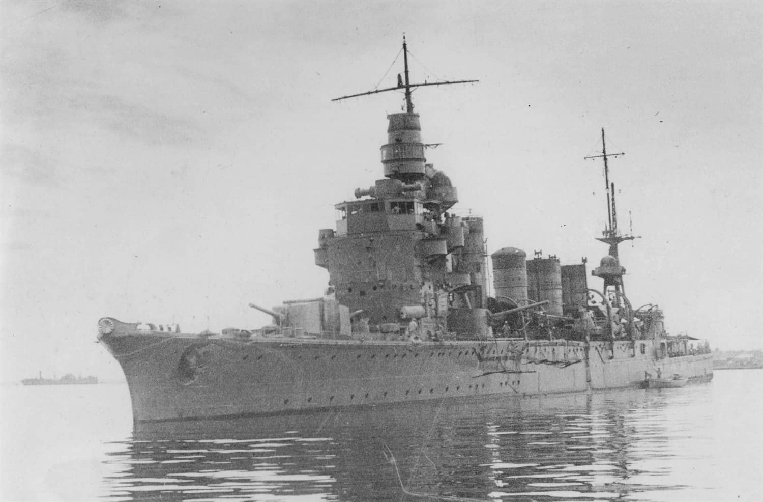 1942年4月22日，在「爪哇海海战」中遭美军潜艇「海狼」号鱼雷命中受损后停泊检修的川内级「那珂」号轻巡洋舰。该舰1944年2月17日在特鲁克「冰雹行动」空袭中被炸沉。