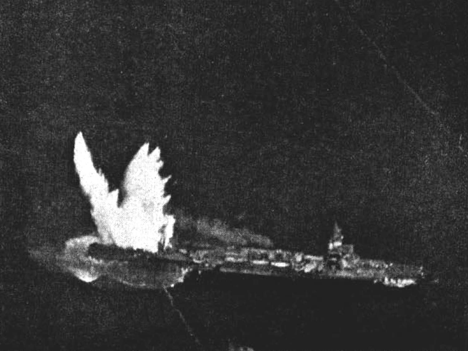 1943年12月4日，美军航母舰载机空袭夸贾林环礁时正在机动规避的长良级「五十铃」号轻巡洋舰，画面中可见鱼雷航迹。该舰在此次空袭中受重创，1944年回国改装为防空巡洋舰。