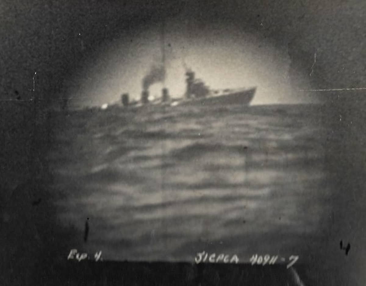 1943年12月4日，透过美军潜艇「石首鱼」号（USS Croaker）潜望镜拍摄的击沉「长良」号轻巡洋舰的现场照片。