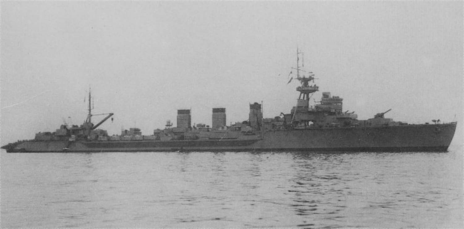 1945年1月20日，停泊在佐世保海军工厂的球磨级「北上」号轻巡洋舰。该舰1941年改装为重雷装舰（10座四联装610毫米鱼雷发射管），1944年再改装为「回天」人操鱼雷母舰，是5500吨级轻巡洋舰中唯一幸存至战后的舰艇。