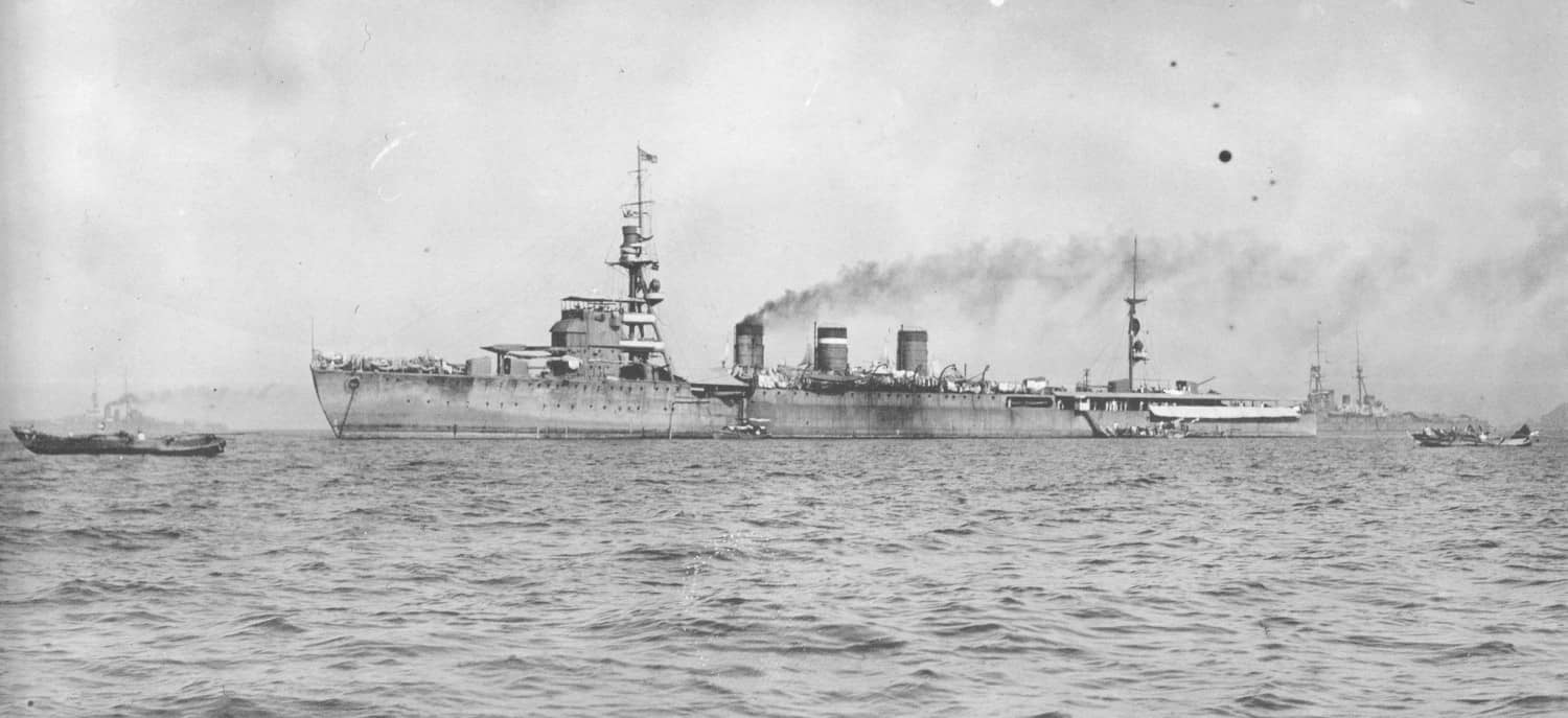 1923年8月初，在馆山湾（Tateyama Bay）锚泊的长良级「由良」号轻巡洋舰。