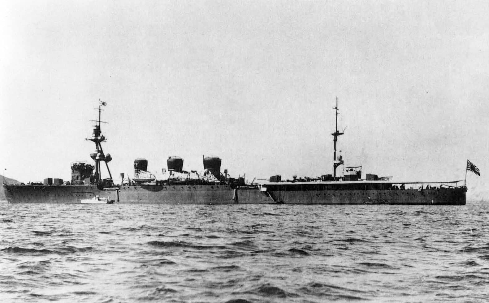 1930年，日本球磨级轻巡洋舰首舰「球磨」号在青岛外海巡逻。它于1944年3月10日在槟榔屿以西被英国潜艇「塔利霍」号击沉。