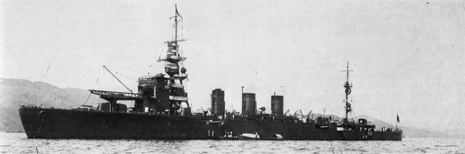 1931年，在九州以南海域巡航的「鬼怒」号轻巡洋舰。它是长良级的五号舰，1944年10月26日在班乃岛以北海域遭美军舰载机空袭沉没。