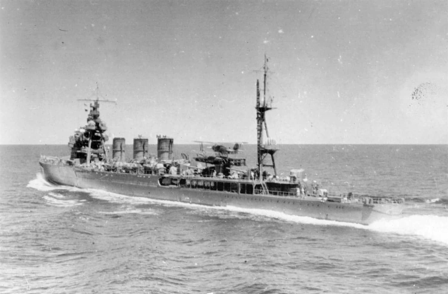 1941年，太平洋战争爆发前夕的长良级「阿武隈」号轻巡洋舰，弹射器上搭载着一架九四式（E7K）水上侦察机。开战时它担任第一水雷战队旗舰，参加了「珍珠港突袭」。