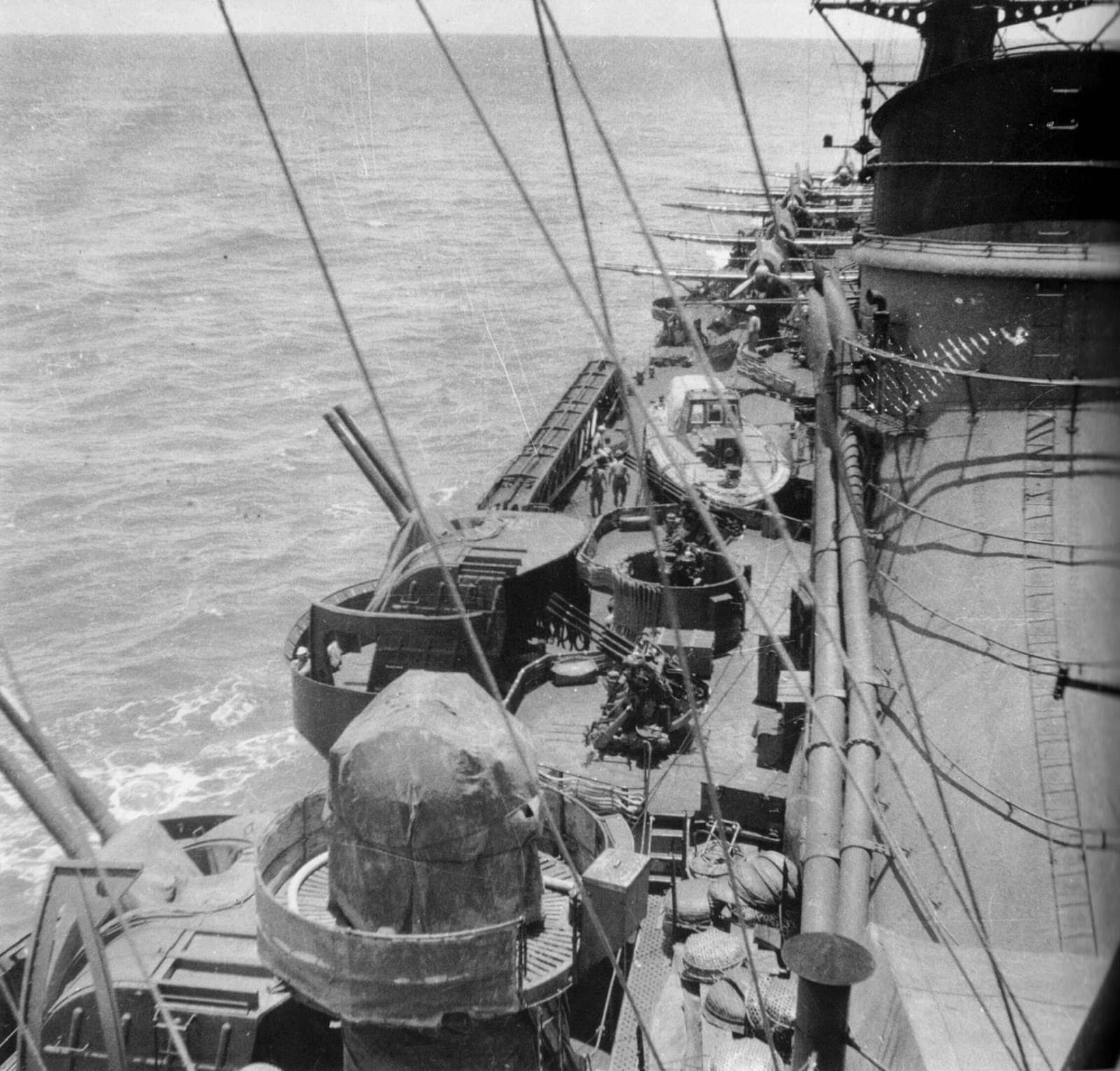 1943年状态下的「最上」号重巡洋舰，其右舷配置的各种防空武器。包括作为副炮的八九式127毫米双联装高射炮。