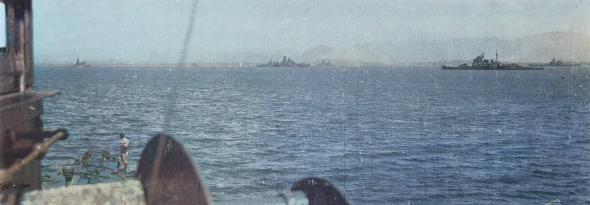 1944年10月21日，「莱特湾海战」前夕锚泊于文莱（Brunei）的日本舰队（从驱逐舰「矶风」号上拍摄），画面自左至右为战列舰「扶桑」号、重巡洋舰「最上」号、战列舰「大和」号与「山城」号、重巡洋舰「鸟海」号及战列舰「武藏」号。