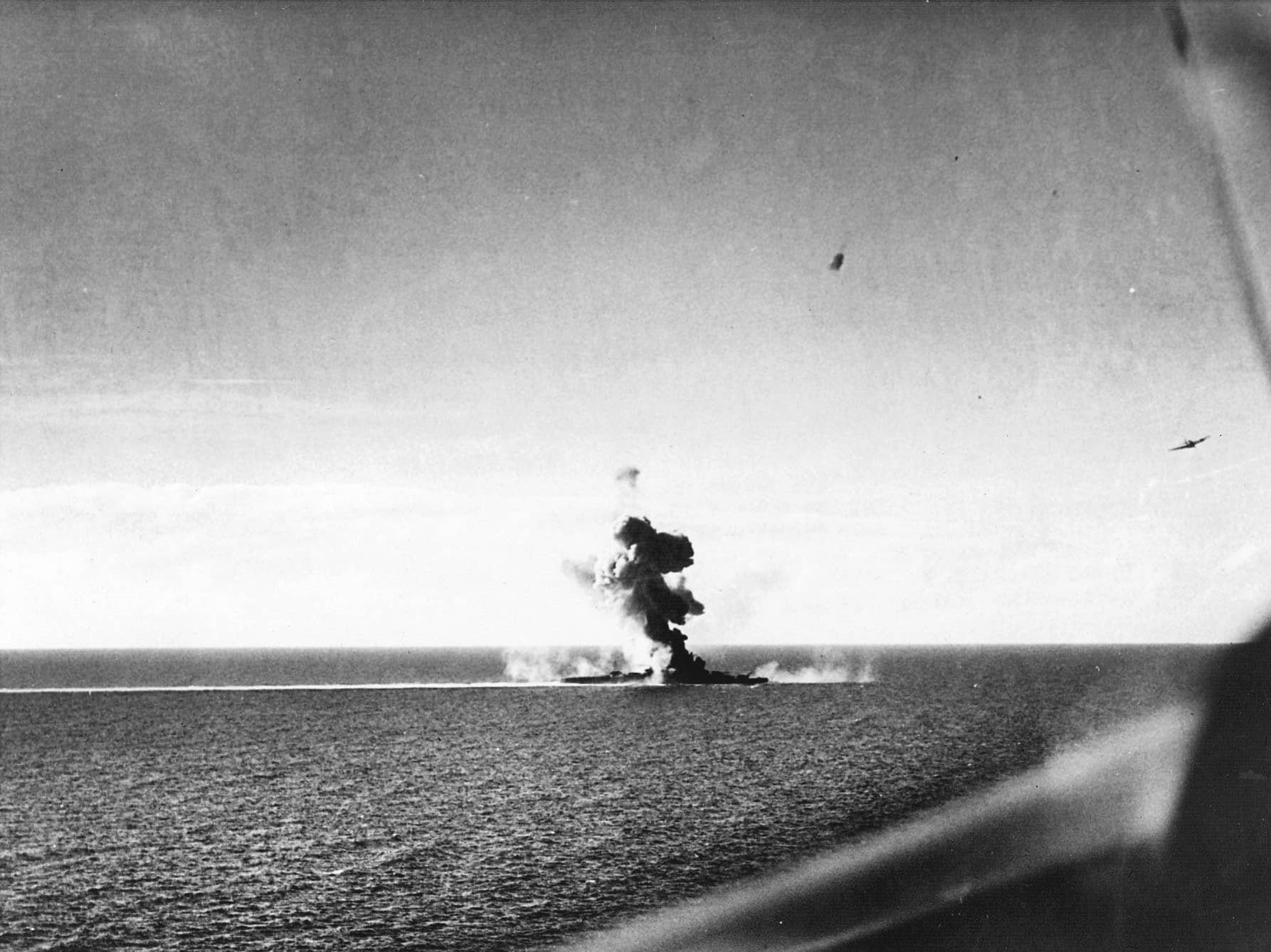 1944年10月26日，「莱特湾海战」后遭美军第7航空大队（CVG-7）舰载机攻击的日本最上级重巡洋舰，疑为「熊野」号，其舰艏已在「萨马岛海战」中被鱼雷炸断。