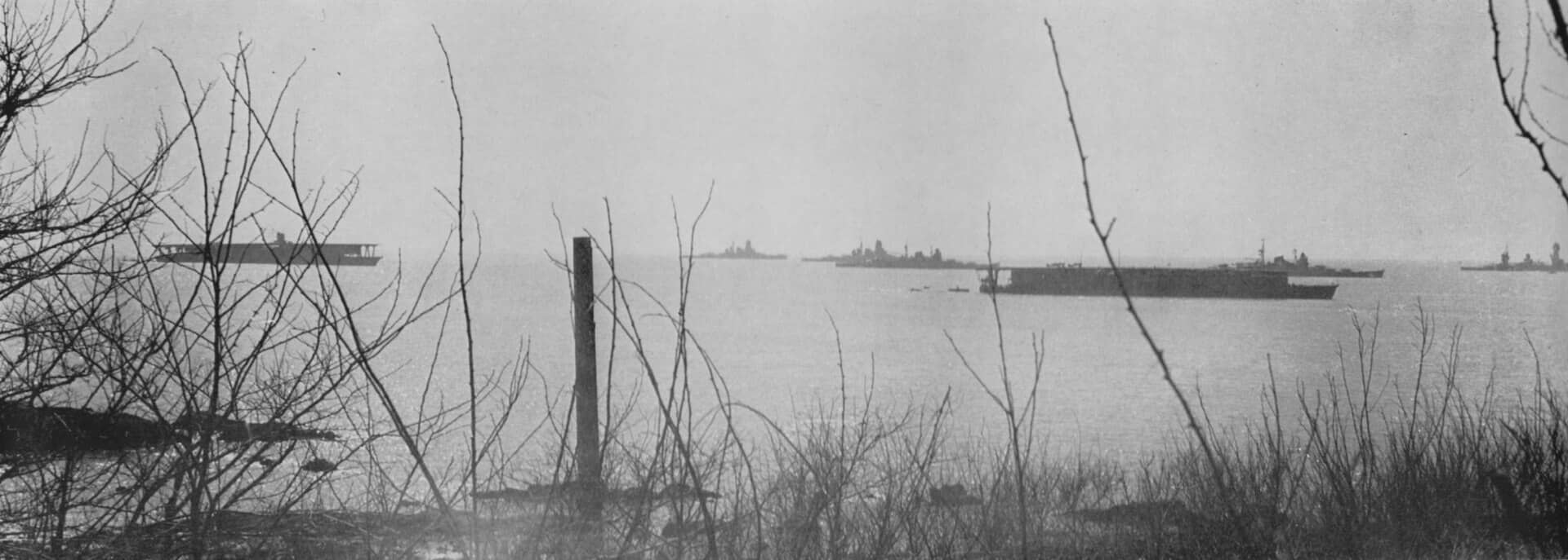 1938年3月25日，中国青岛外海的日本联合舰队，画面自左至右可见航空母舰「赤城」号、战列舰「雾岛」号与「金刚」号、重巡洋舰「三隈」号、航空母舰「龙骧」号、重巡洋舰「熊野」号与战列舰「扶桑」号等。