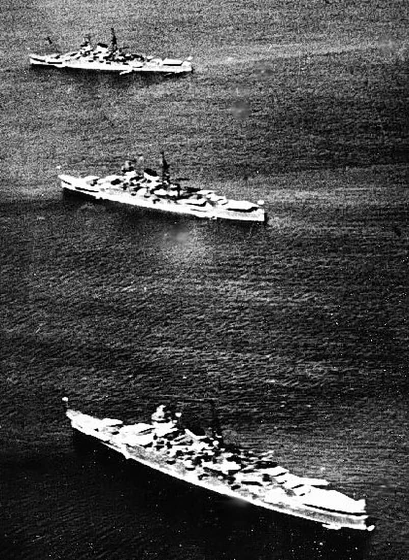 1938年，位于本州岛中东部伊势湾的日本第七战队重巡洋舰「熊野」号（前景，烟囱上有一道色带）、「三隈」号（中景，两道色带）和「铃谷」号（三道色带）。