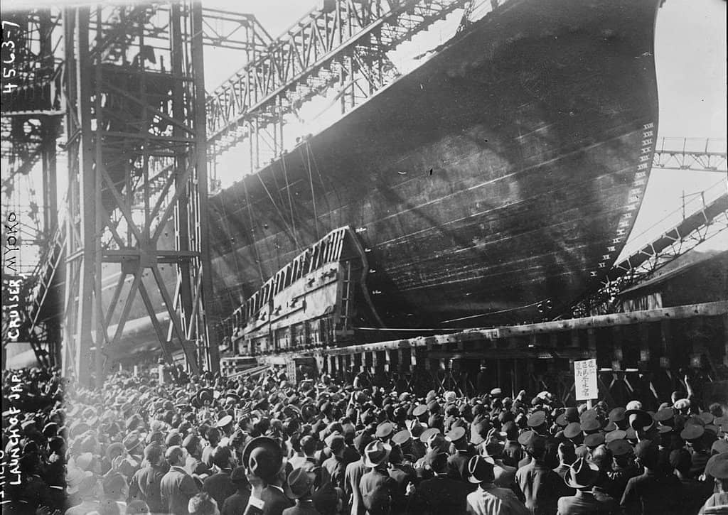 1927年4月16日,日本巡洋舰妙高号在横须贺海军工厂下水仪式画面。