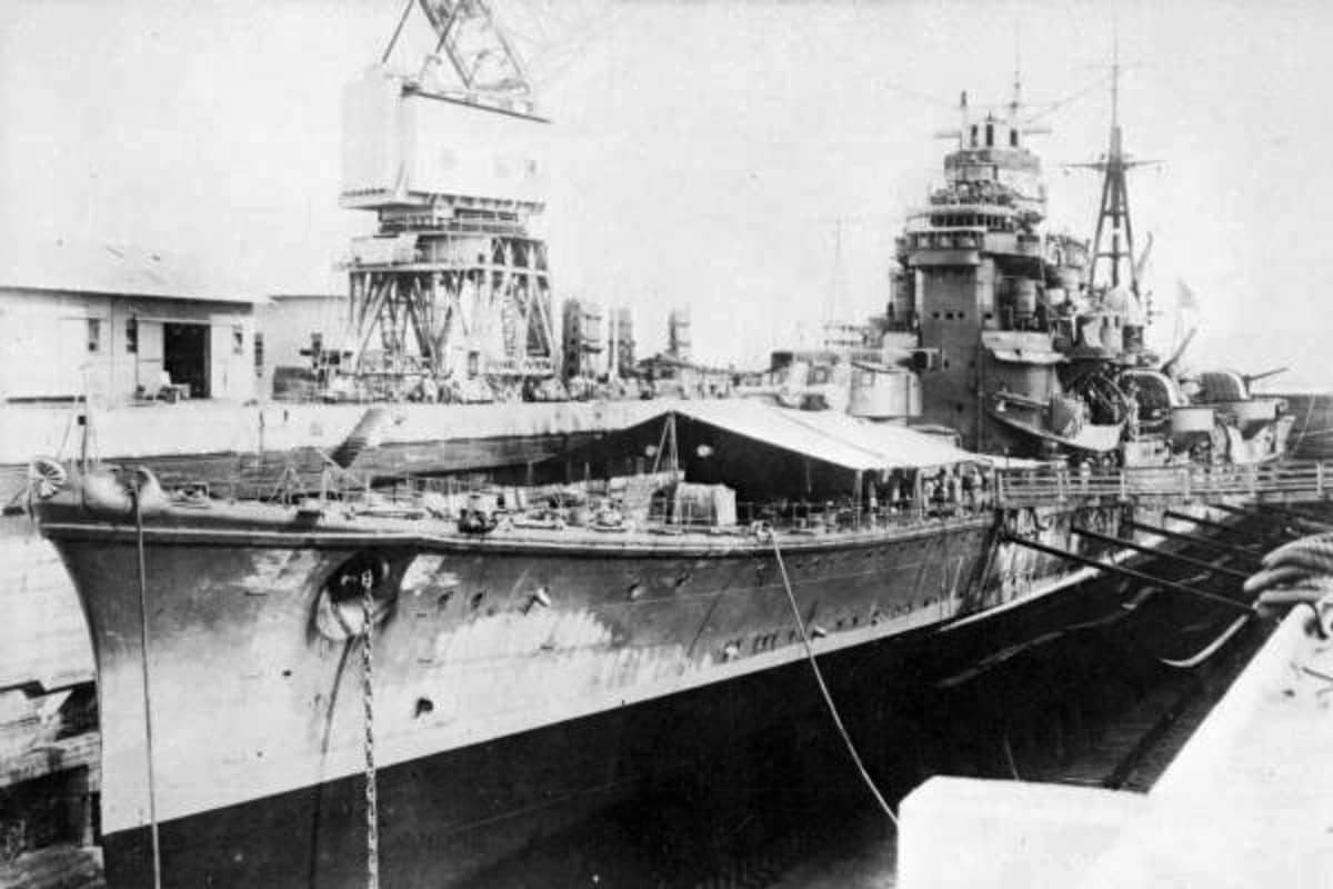 1942年12月,进入新加坡干船坞内维修的足柄号重巡洋舰。
