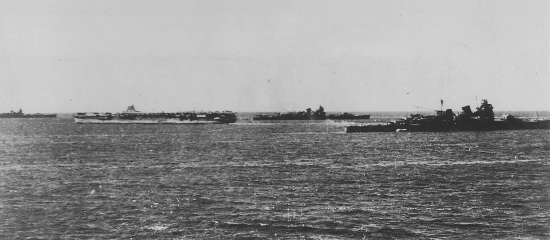 1943年9月21日,(从右至左)重巡洋舰「羽黑」号、重巡洋舰「筑摩」号、航空母舰「瑞鹤」号、以及重巡洋舰「利根」号在埃尼威托克环礁(归属马绍尔群岛)外海锚泊。
