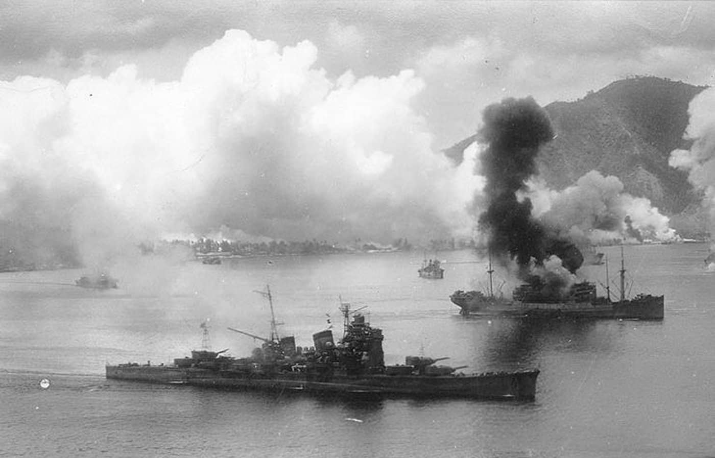 1943年11月2日,「奥古斯塔皇后湾海战」结束后仅数小时,停泊在拉包尔辛普森港内的日本舰船遭受美国陆军航空队(USAAF)第3轰炸机大队的飞机空袭,期间也包括了在前一晚「奥古斯塔皇后湾海战」中受轻伤的羽黑号重巡洋舰(画面前景)。