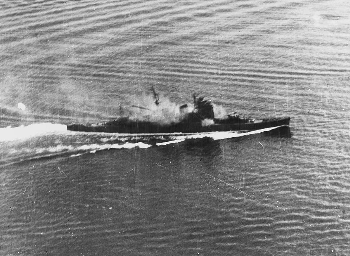 1944年10月24日「莱特湾海战」中的「锡布延海战」期间,羽黑号向来袭的美军舰载机开火射击。