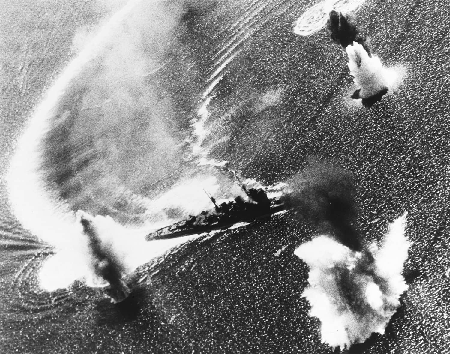 1944年11月5日,那智号在马尼拉湾遭美军第38特混舰队舰载机空袭时机动规避,当日该舰被3枚炸弹与5枚鱼雷命中后沉没,约807人阵亡。