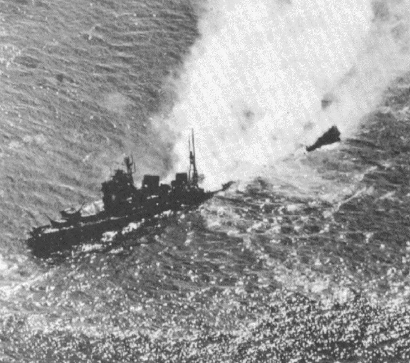 1944年11月5日,那智号在马尼拉湾遭美军舰载机多波次攻击后舰体断裂沉没。