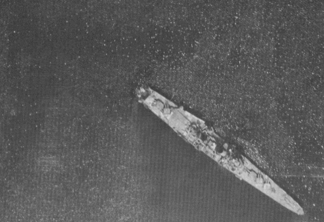 1945年2月1日,停泊在新加坡的的妙高号重巡洋舰航拍图。注意该舰缺失的舰艉。