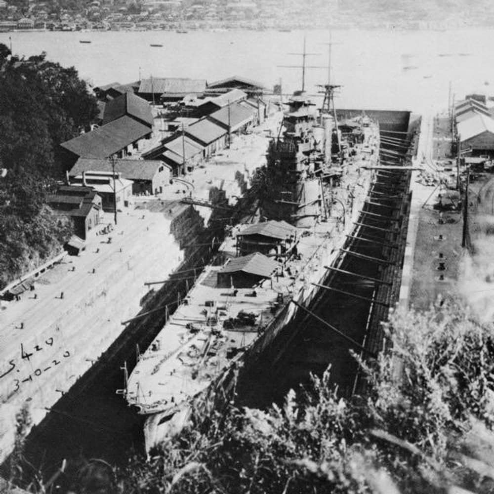 1928年10月20日,正在三菱造船所(后于1934年更名为三菱重工业)长崎造船厂的3号干船坞内建造中的羽黑号重巡洋舰。