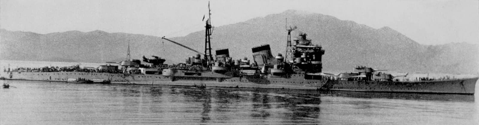 1940年,处于锚泊状态的羽黑号重巡洋舰。其上层建筑已在二战前进行了改造。