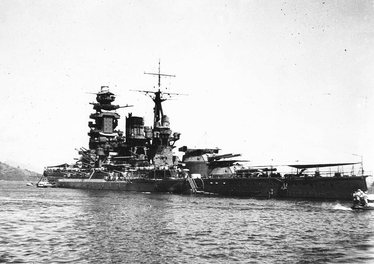 1942年8月,停泊于广岛湾柱岛泊地的「长门」号战列舰后方斜向视图。注:柱岛是联合舰队最主要的锚泊地,长门号与陆奥号在太平洋战争期间长期驻泊于此作为「存在舰队」威慑。