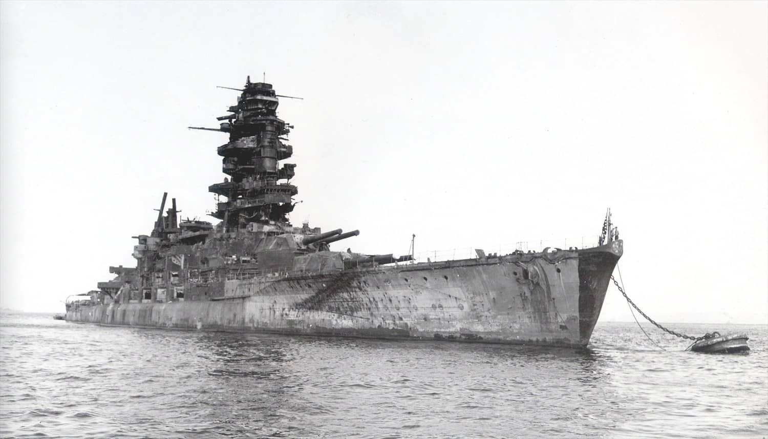 1946年停泊于横须贺外海的日本战列舰「长门」号。作为1945年日本投降时唯一幸存的大型战列舰,长门号战后由美军接管,被遴选为「十字路口行动」核试验靶舰。
