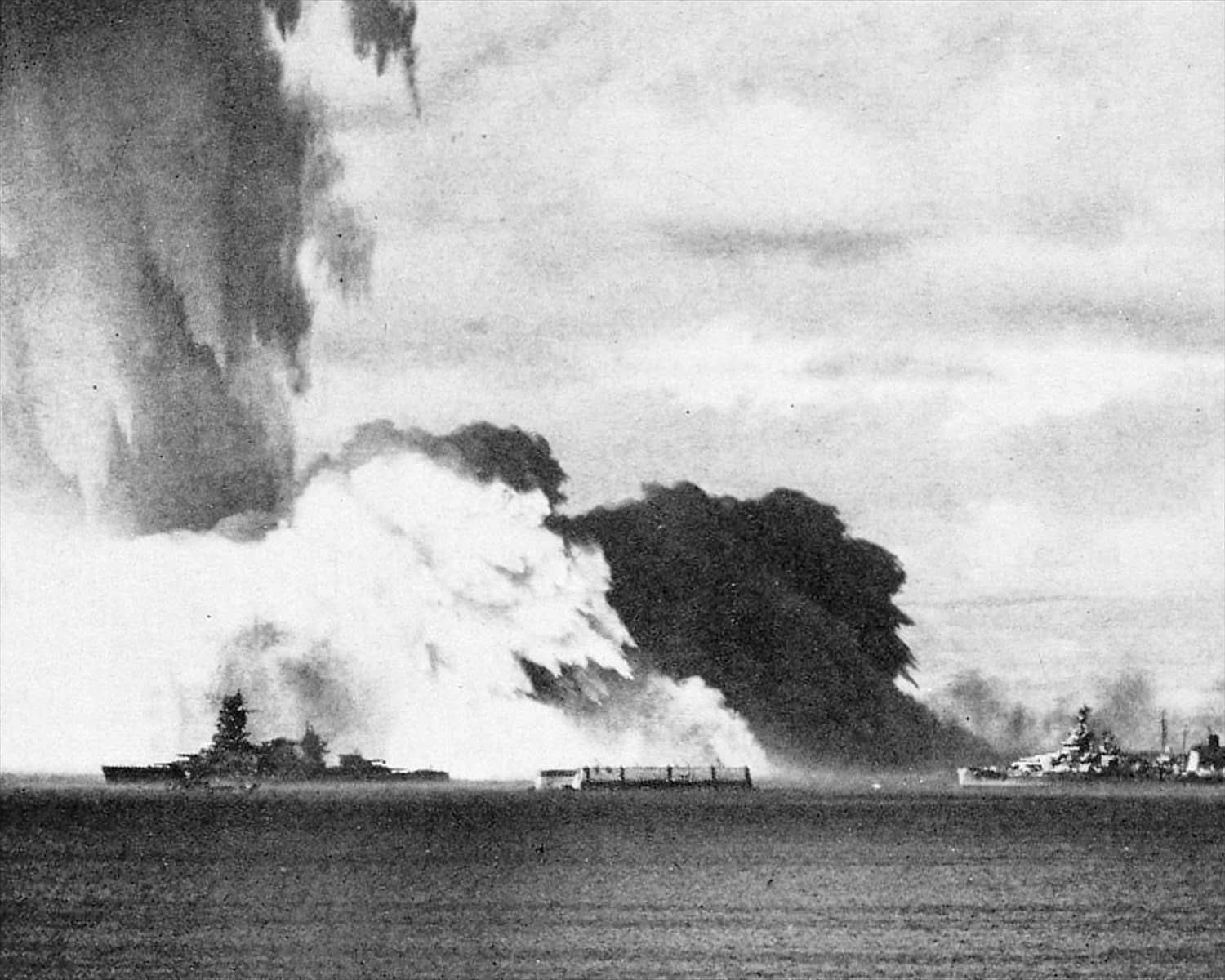 1946年7月25日「十字路口行动」(Operation Crossroads)Baker水下核爆的「基浪」吞没比基尼环礁靶舰队,画面左前景即为日本战列舰「长门」号。此前7月1日的Able空中核爆亦未将其击沉,证明其厚重装甲的生存能力。