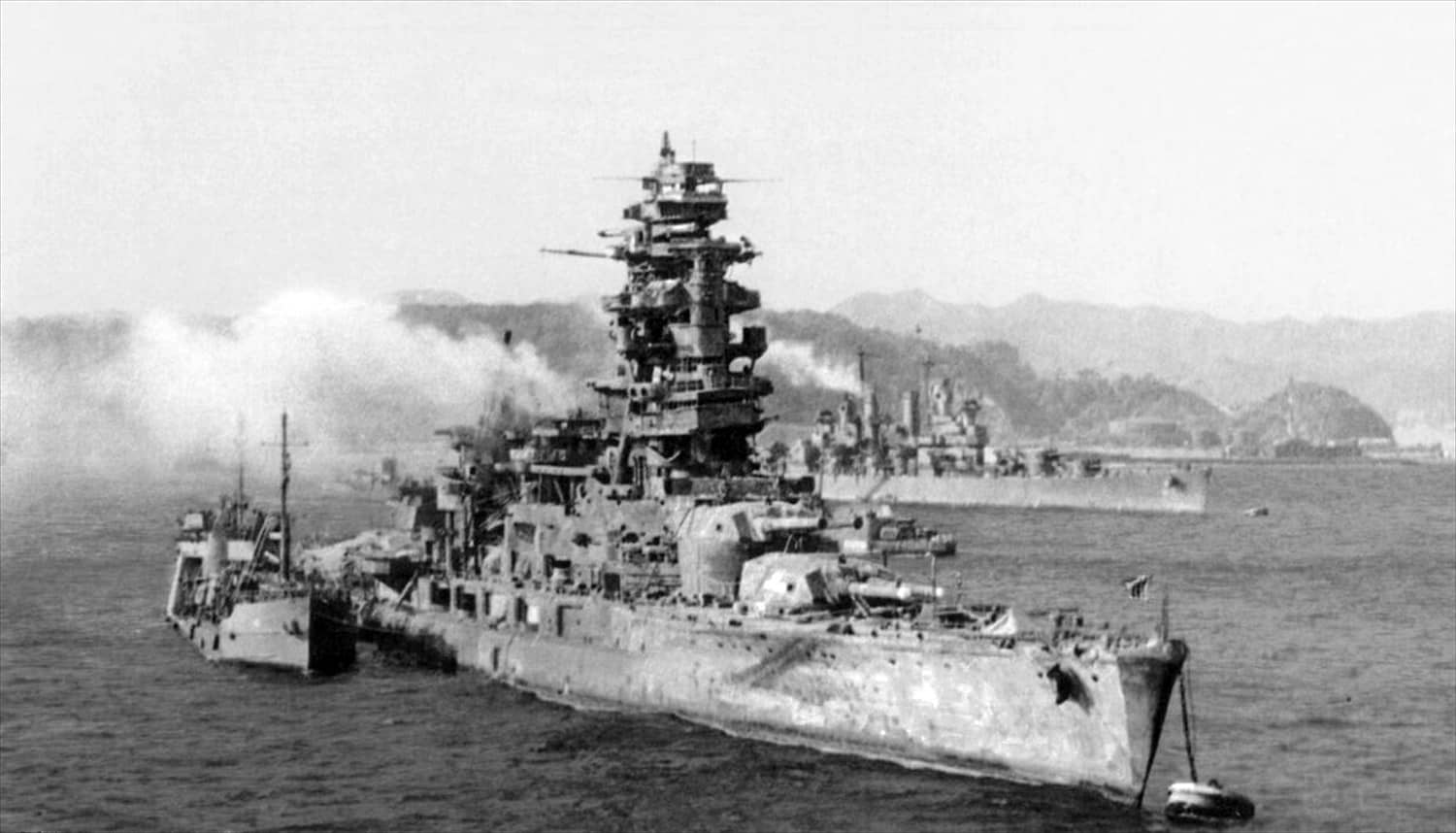 1946年7月29日至30日,伤痕累累的「长门」号战列舰即将沉没。在先后经历「十字路口行动」Able与Baker两次核爆后,长门号终因进水无法自持而倾覆下沉,为日本战列舰时代画上句点。