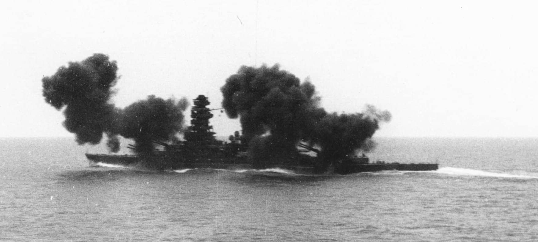 1936年5月21日,「长门」号进行主炮齐射。