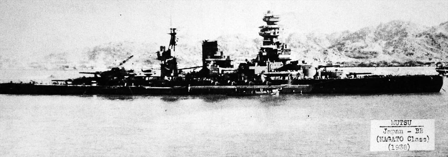 「陆奥」号右舷视图(1938年摄)。陆奥号与长门号同型,标准排水量约32720吨,装设8门410毫米主炮;1943年6月8日,该舰在柱岛泊地因主炮塔弹药库内部爆炸而倾覆沉没。