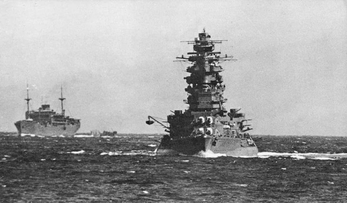 1941年10月,航行中的「长门」号战列舰与「靖国丸」号潜水母舰。