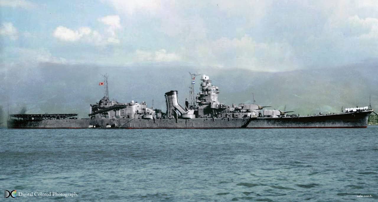 1943年6月,停泊于吴港外海的日本轻巡洋舰「大淀」号(服役初期)。该舰原定担任潜水战队旗舰,因「紫云」侦察机未能量产,服役后多担任运输与护航任务。(老照片重新上色)